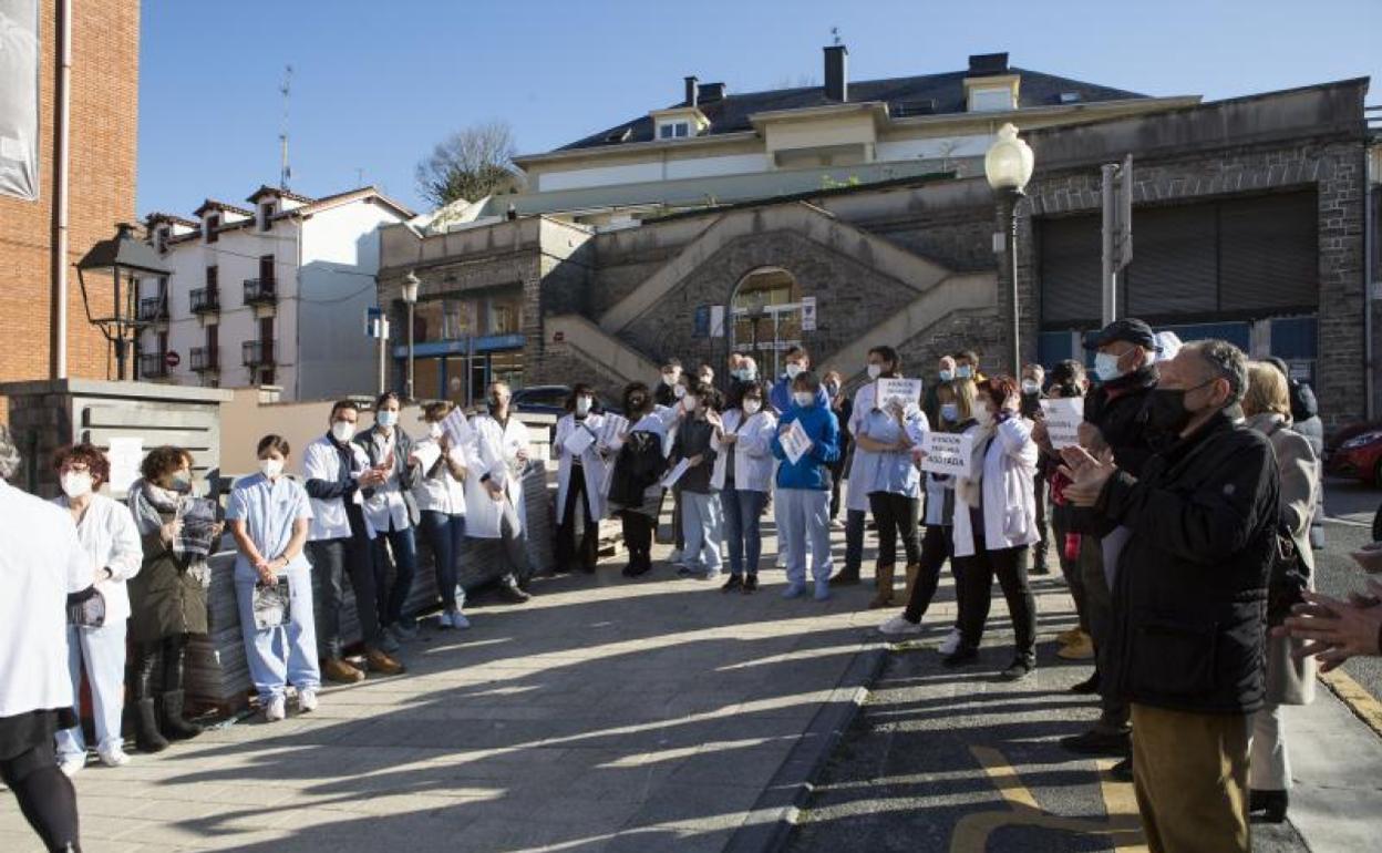 Sanitarios y ciudadanos han protestado por la sobrecarga de trabajo en la Atención Primaria. 