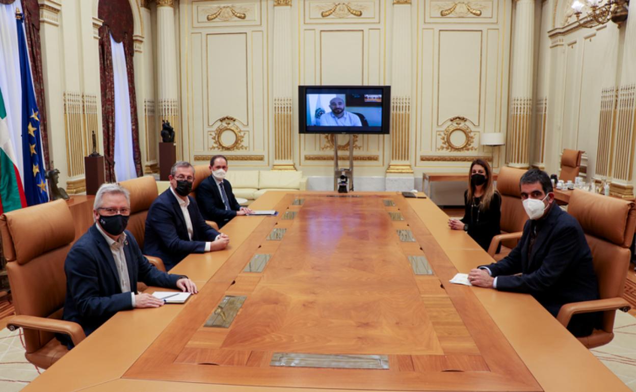 El diputado general de Gipuzkoa, Markel Olano, junto al alcalde de Donostia, Eneko Goia; el alcalde de Eibar, Jon Iraola; la alcaldesa de Oñati, Izaro Elorza; y los diputados José Ignacio Asensio y Jokin Perona. 