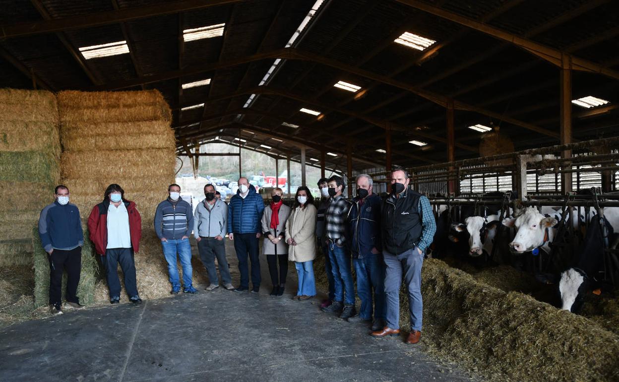 La consejera Tapia junto a representantes de ENBA y EHNE. 