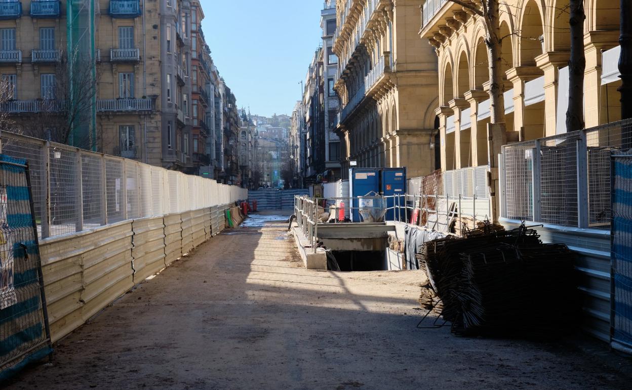 En la calle San Martín con Loiola se excava ya el acceso. 