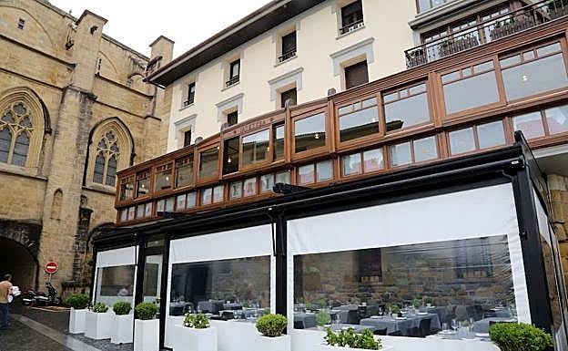 Elegante local de Kaia, con terraza exterior y piso superior.