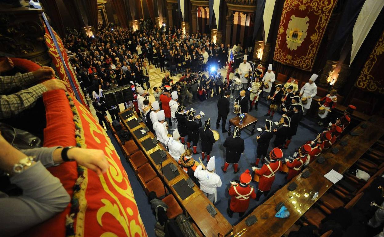 El acto de entrega de las Medallas al Mérito y el Tambor de Oro se traslada al Victoria Eugenia