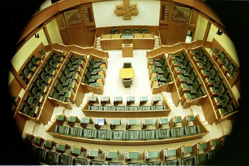 Una vista del Parlamento Vasco durante un mes inhábil 