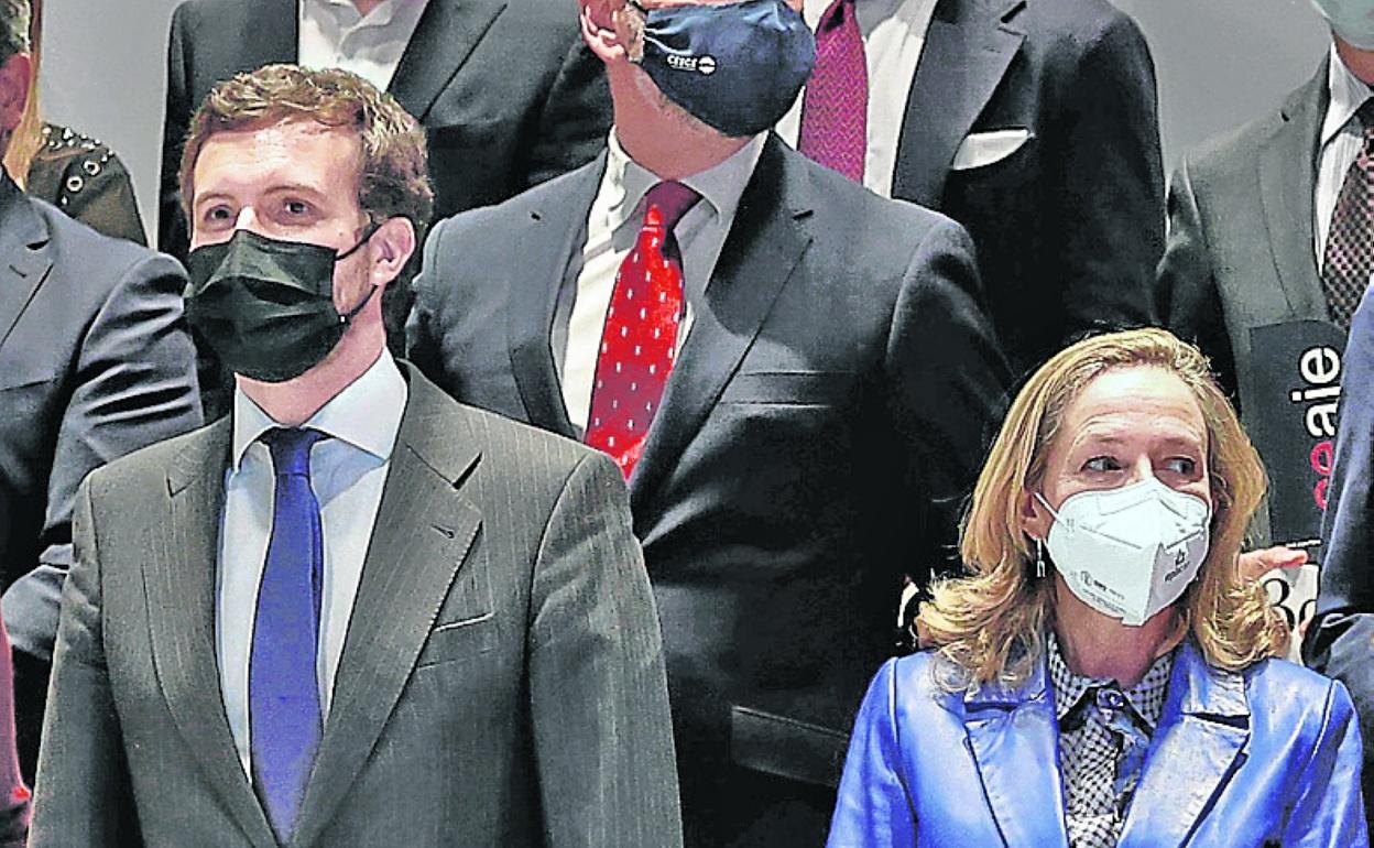 El líder del PP, Pablo Casado, con la vicepresidenta Nadia Calviño. 