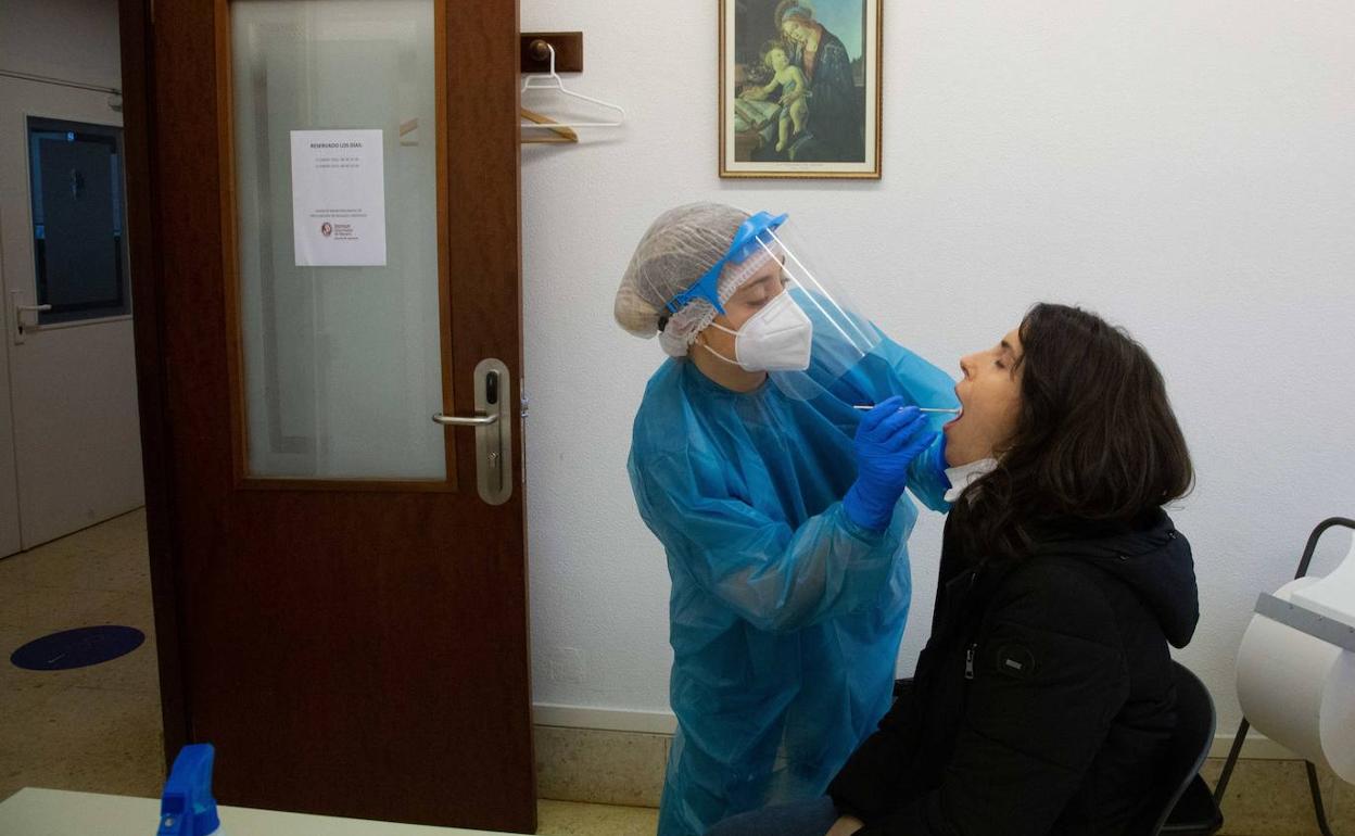 Una estudiante de Tecnun se realiza una PCR en la universidad.