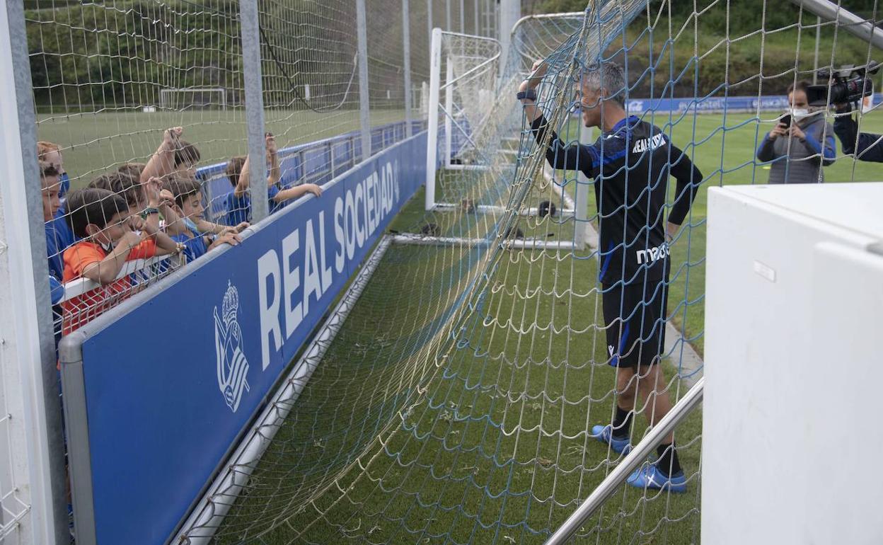 Imanol Alguacil saluda a chavales en Zubieta.