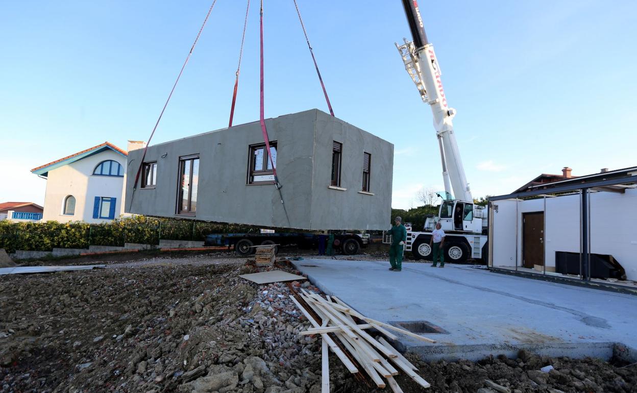 Montaje de una casa a partir de módulos prefabricados en Euskadi. 