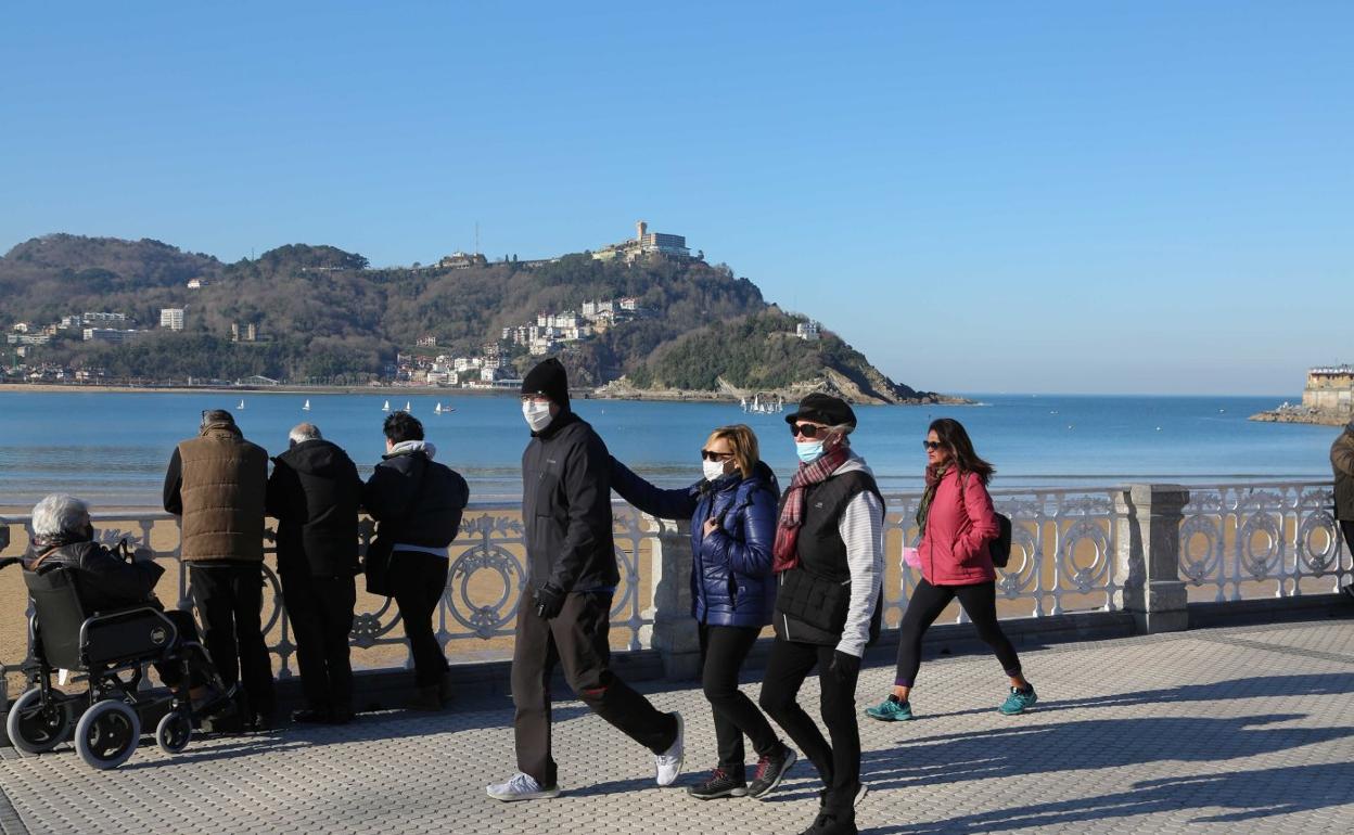 Gorro, guantes, bufanda y zapatillas, equipamiento para pasear ayer en Donostia. 
