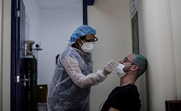 Científicos hallan en el resfriado común la clave de la inmunidad contra la covid