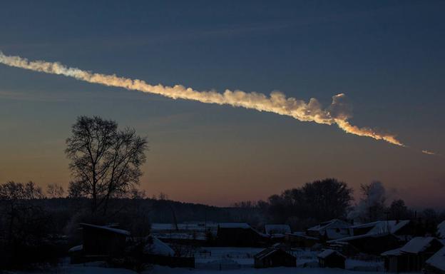 Estela dejada en el cielo por el bólido de Cheliábinsk el 15 de febrero de 2013. 