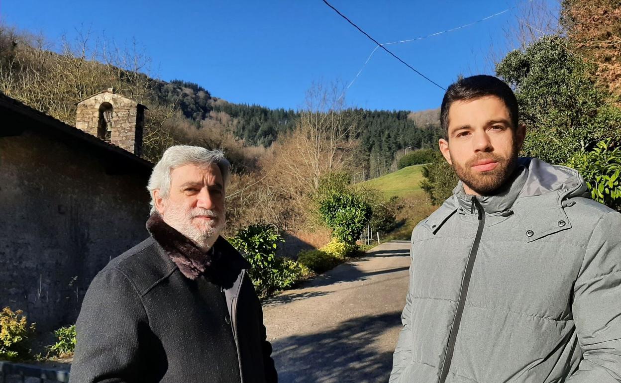 El portavoz del PP en las Juntas Generales de Gipuzkoa, Juan Carlos Cano, acompañado por el asesor en las Juntas, Alejandro Sáenz, frente a la ermita de San Valerio de Meatzerreka. 