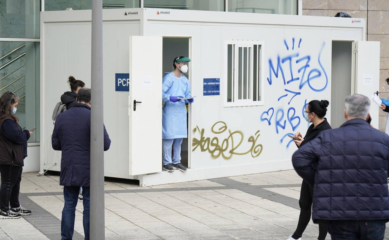 Colas en el centro de salud de Amara para realizarse un test.
