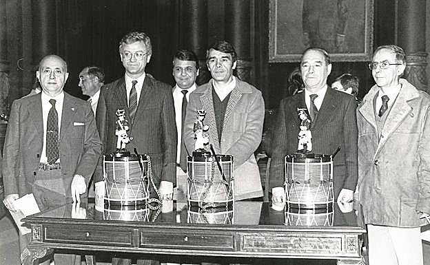 En el centro, Jon Lopategi, que en 1980 recibió el Tambor de Oro destinado a su hermano, el pastor Jesús.