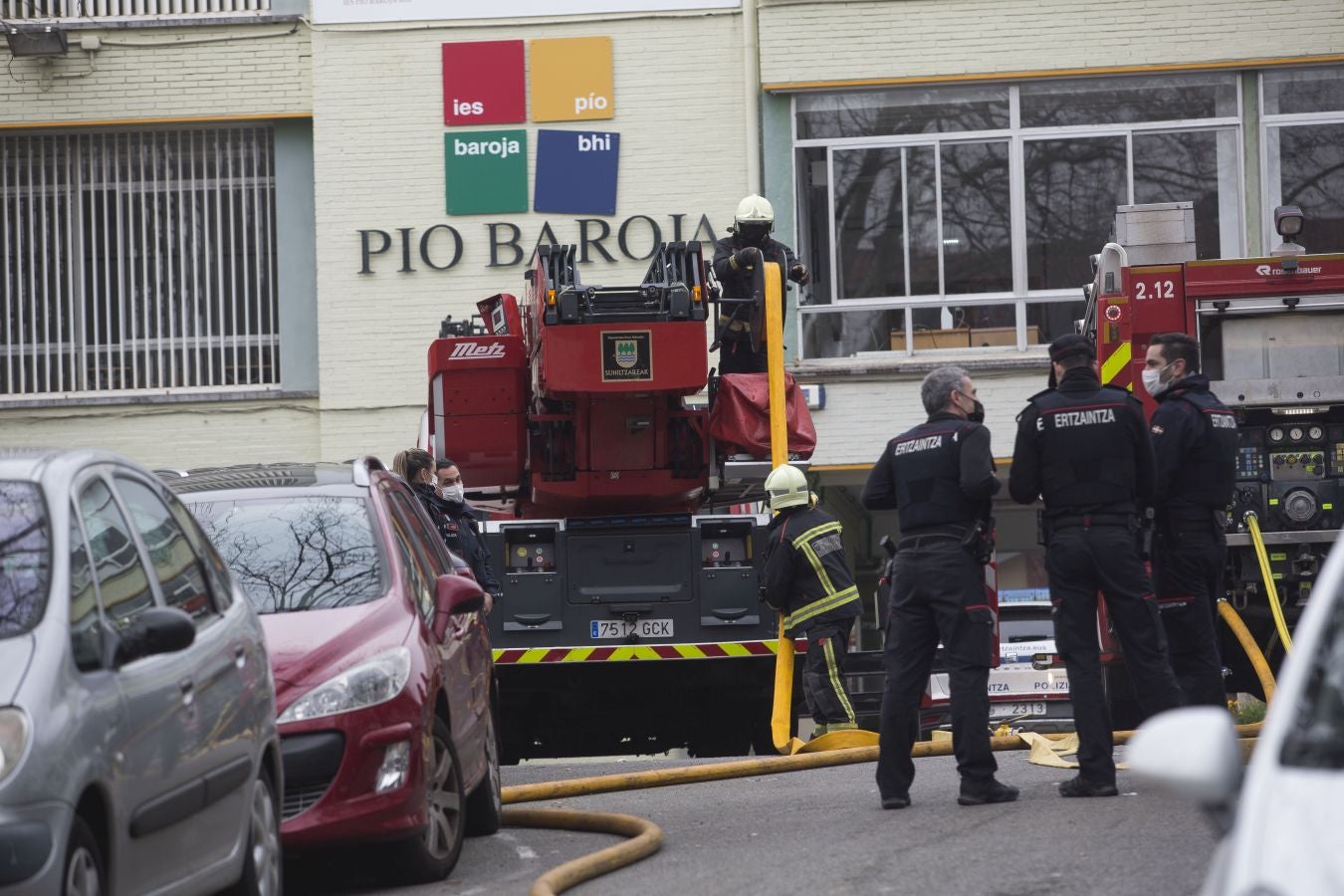 Fotos: Desalojan un instituto en Irun por un incendio en el tejado