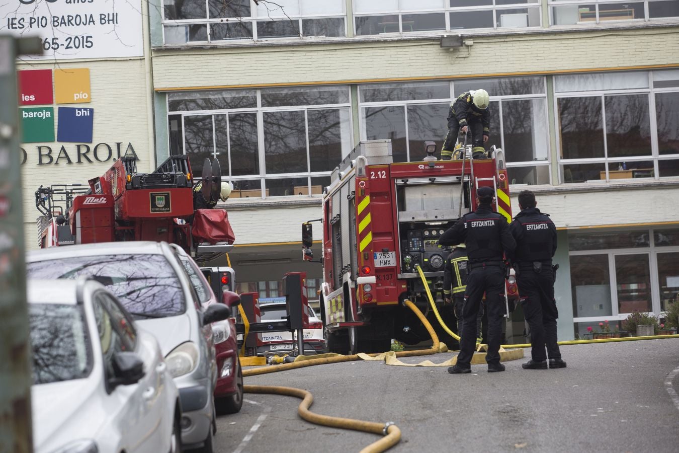 Fotos: Desalojan un instituto en Irun por un incendio en el tejado