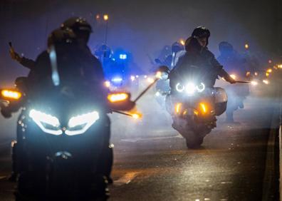 Imagen secundaria 1 - Quemando rueda frente a Caballería