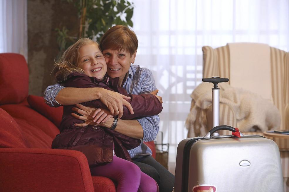 Lourdes y Olena se abrazan para despedirse antes de que ella vuelva a su casa en Ucrania. 
