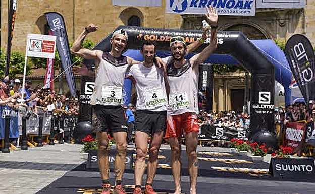 Kilian Jornet con el polaco Bartlomiej Przedwojeski y el francés Thibaut Baroniain. 