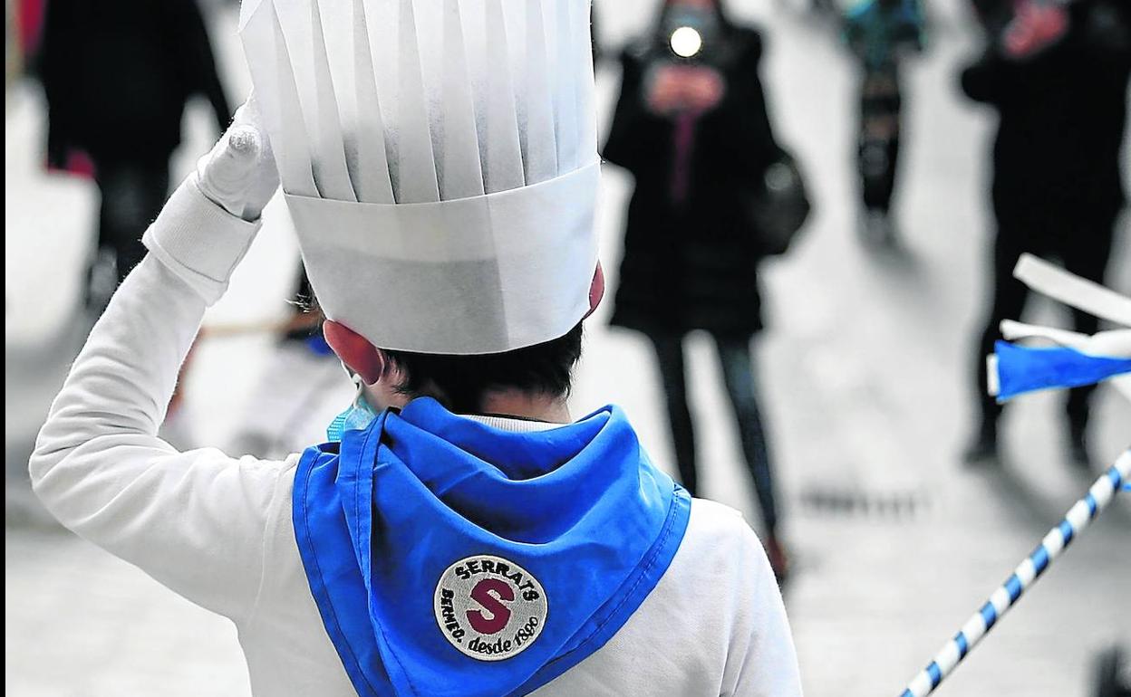 Fueron muy pocas las escenas relacionadas con la Tamborrada de las que se pudo disfrutar el año pasado. En ésta, un niño ataviado con el uniformede cocinero y el bastón de mando. 