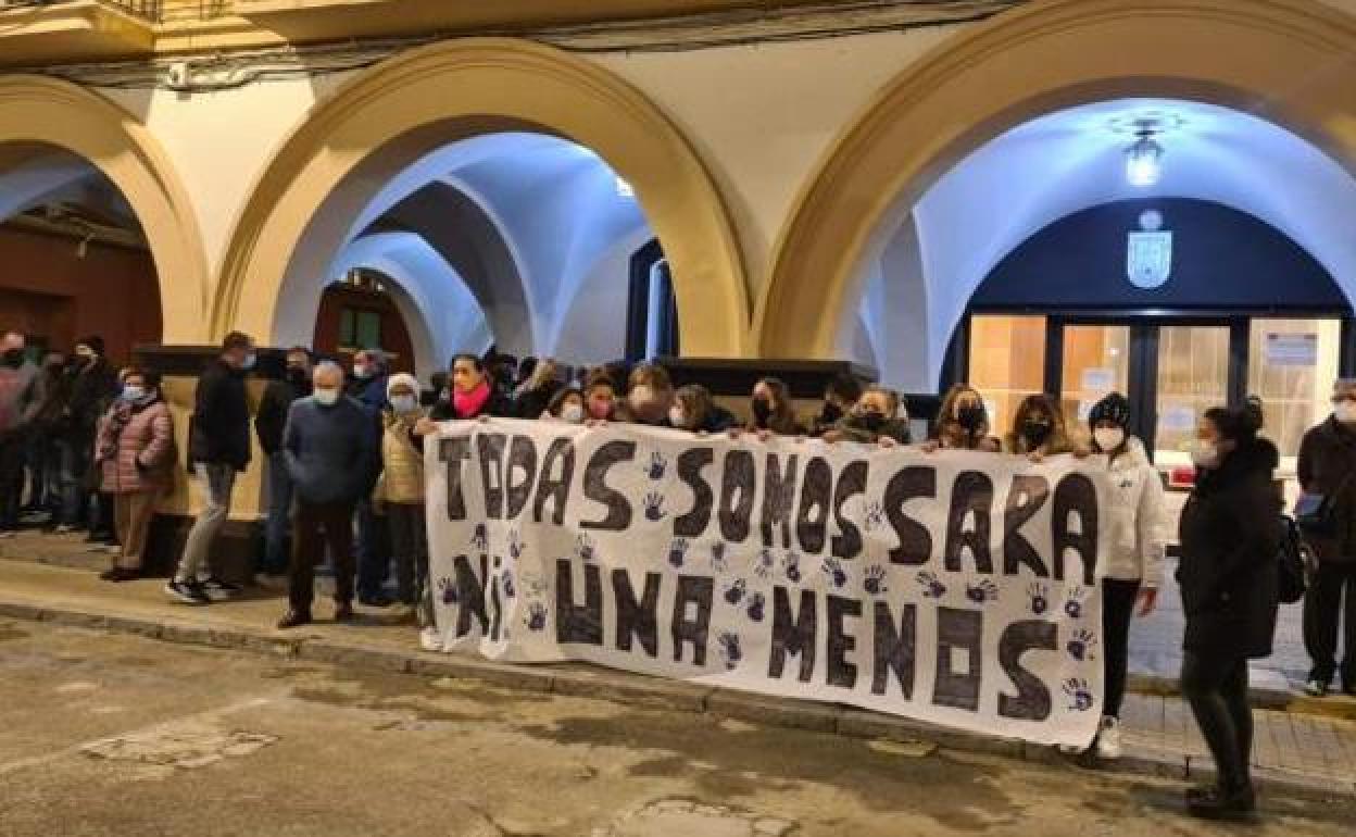 Concentración en Cortes, localidad de la que era natural la mujer asesinada.