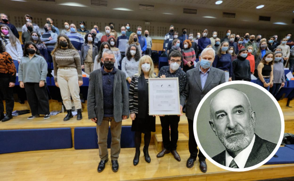 El ex alumno de Musikene Ignacio Arakistain recogió el galardón ayer en la sala de ensayos del Orfeón. En la otra imagen, el compositor Valentín Larrea.
