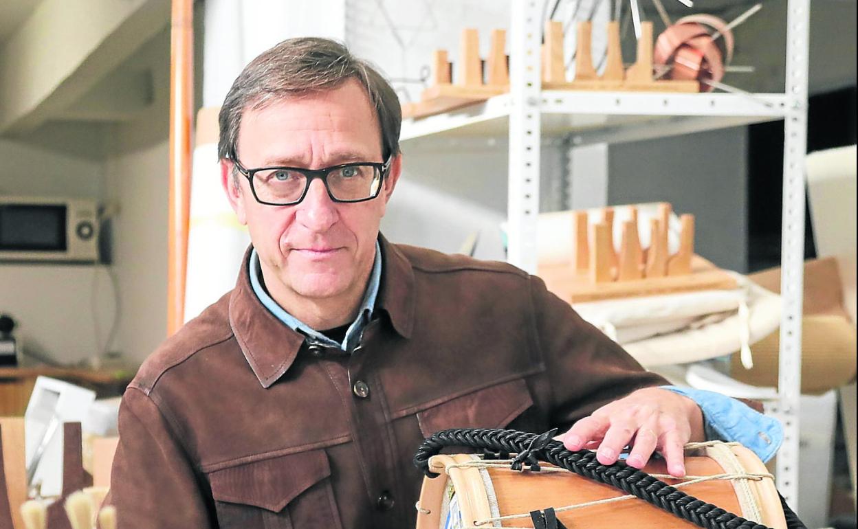 Iñigo Arístegui, en su taller, ultimando los detalles del Tambor de Oro que recibió Esther Ferrer. 