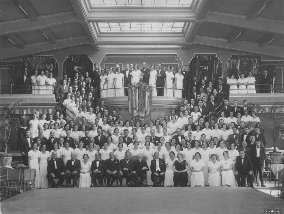 El Orfeón posa en la antigua sala de La Perla en 1932. 
