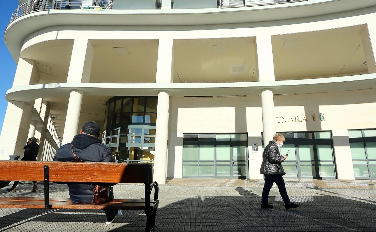 El centro de Txara I, en Donostia, es uno de los 38 de la red guipuzcoana que actualmente cuenta con algún residente infectado de coronavirus. 
