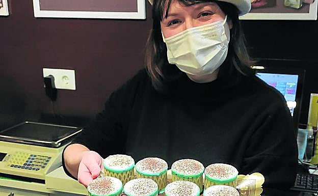 Eider enseña los pastelitos con forma de tambor de Rafa Gorrotxategi que triunfarán como postre en muchas casas. 