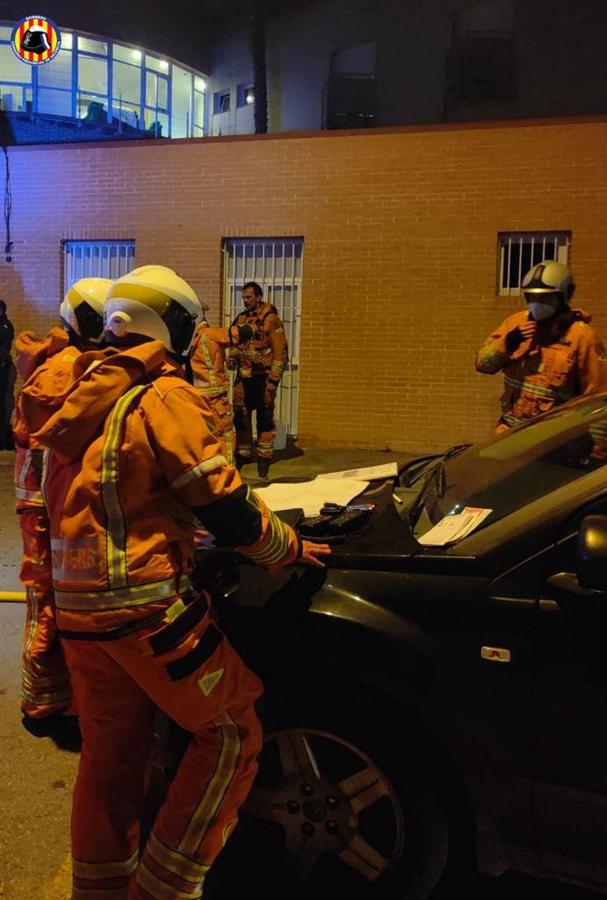 Bomberos realizando labores de coordinacion durante su actuación.