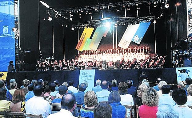 El centenario y el hito de Anoeta. La celebración del centenario en 1997 incluyó numerosos actos, con el hito de llenar el estadio en el concierto central.