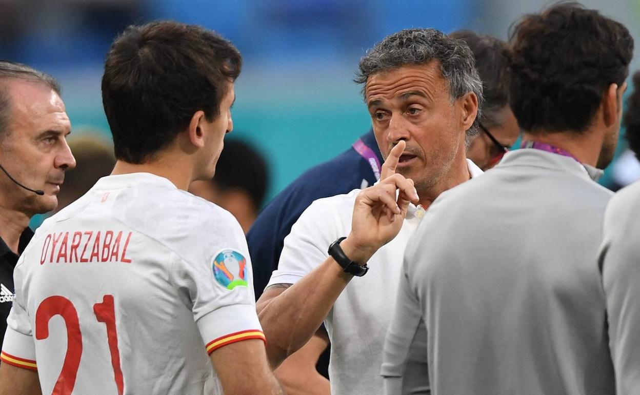 Luis Enrique habla con Mikel Oyarzabal durante la Eurocopa 2020