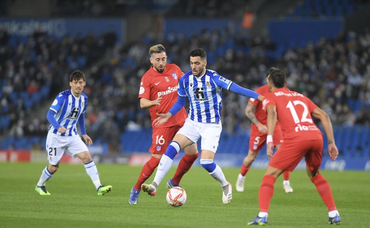 Mikel Merino sujeta el balón ante un rival. 