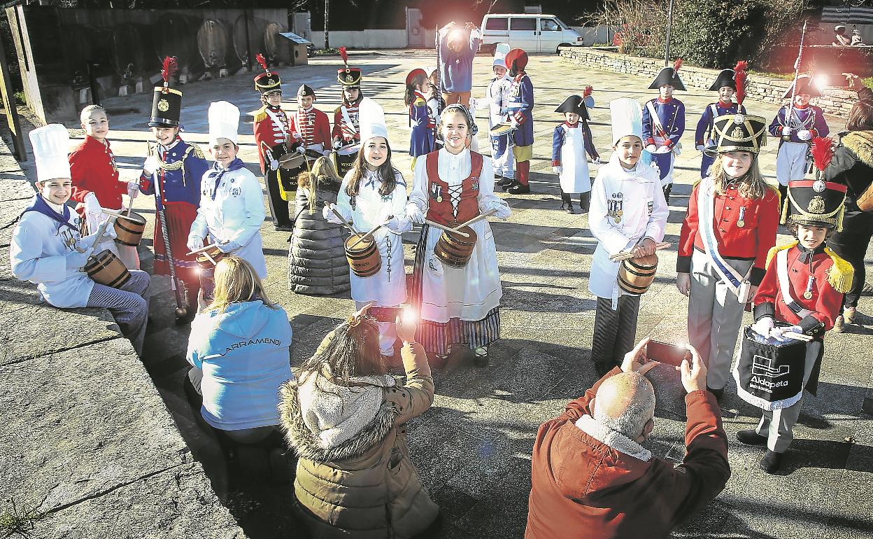 Varios niños y niñas de los colegios Larramendi, Aldapeta María, Zurriola, Mendiola Bidebieta, Zuhaizti y Amara Berri que participarán en la Tamborrada Infantil de mañana.