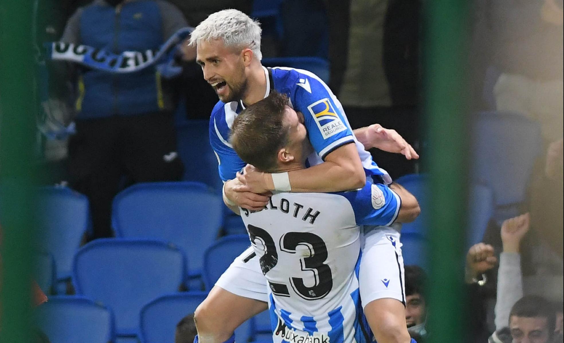 Sorloth alza a Januzaj tras marcar este el primer gol. Ambos fueron los autores de los tantos de la Real.