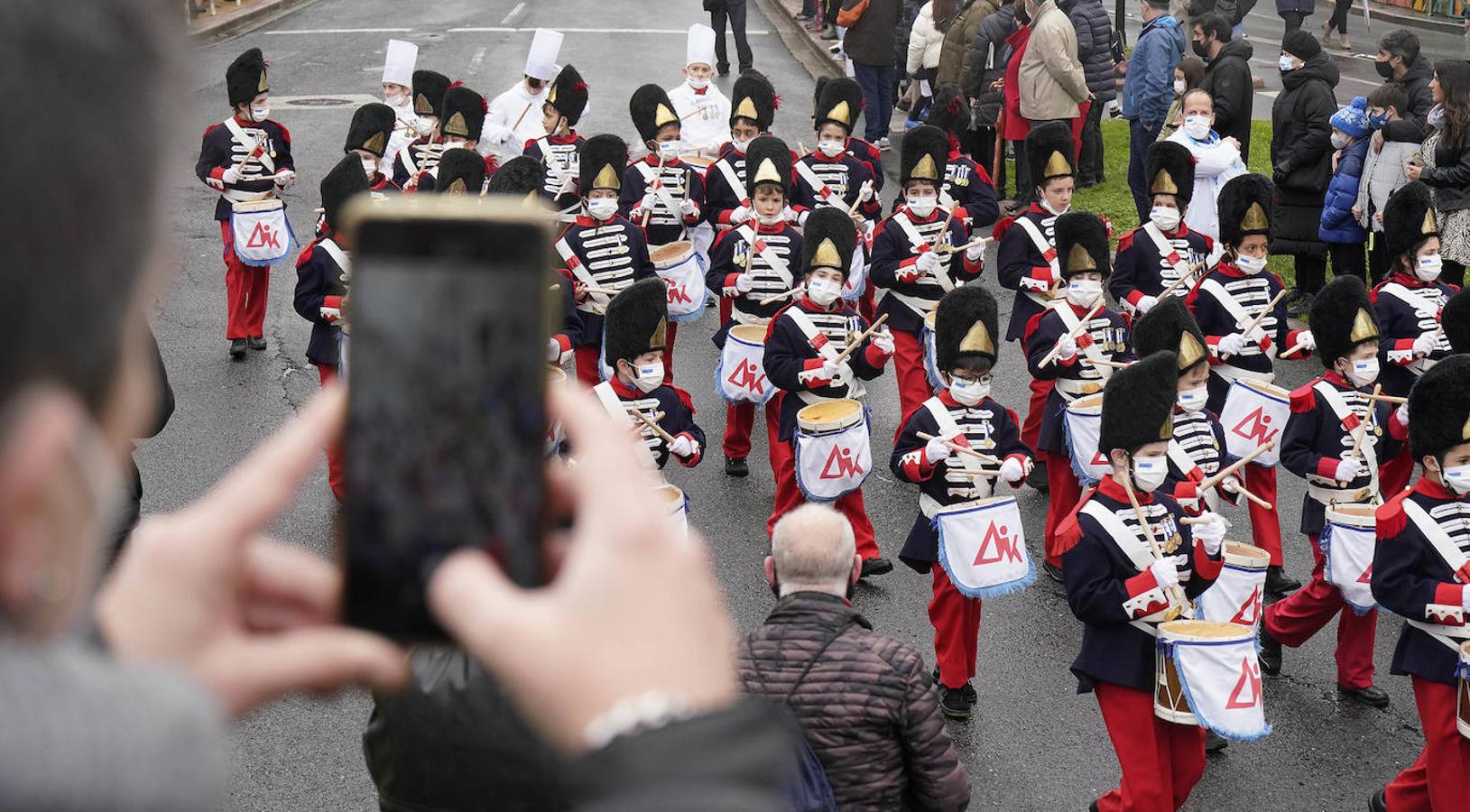 Muchas fotos y saludos durante el desfile de Aitor Ikastola por la Avenida de Navarra.
