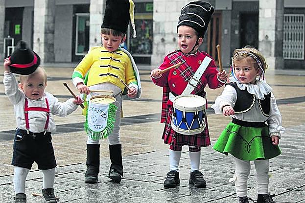 Cuatro de los cinco niños que Irene y Maite engalanaron ayer para salir el Día de San Sebastián. 