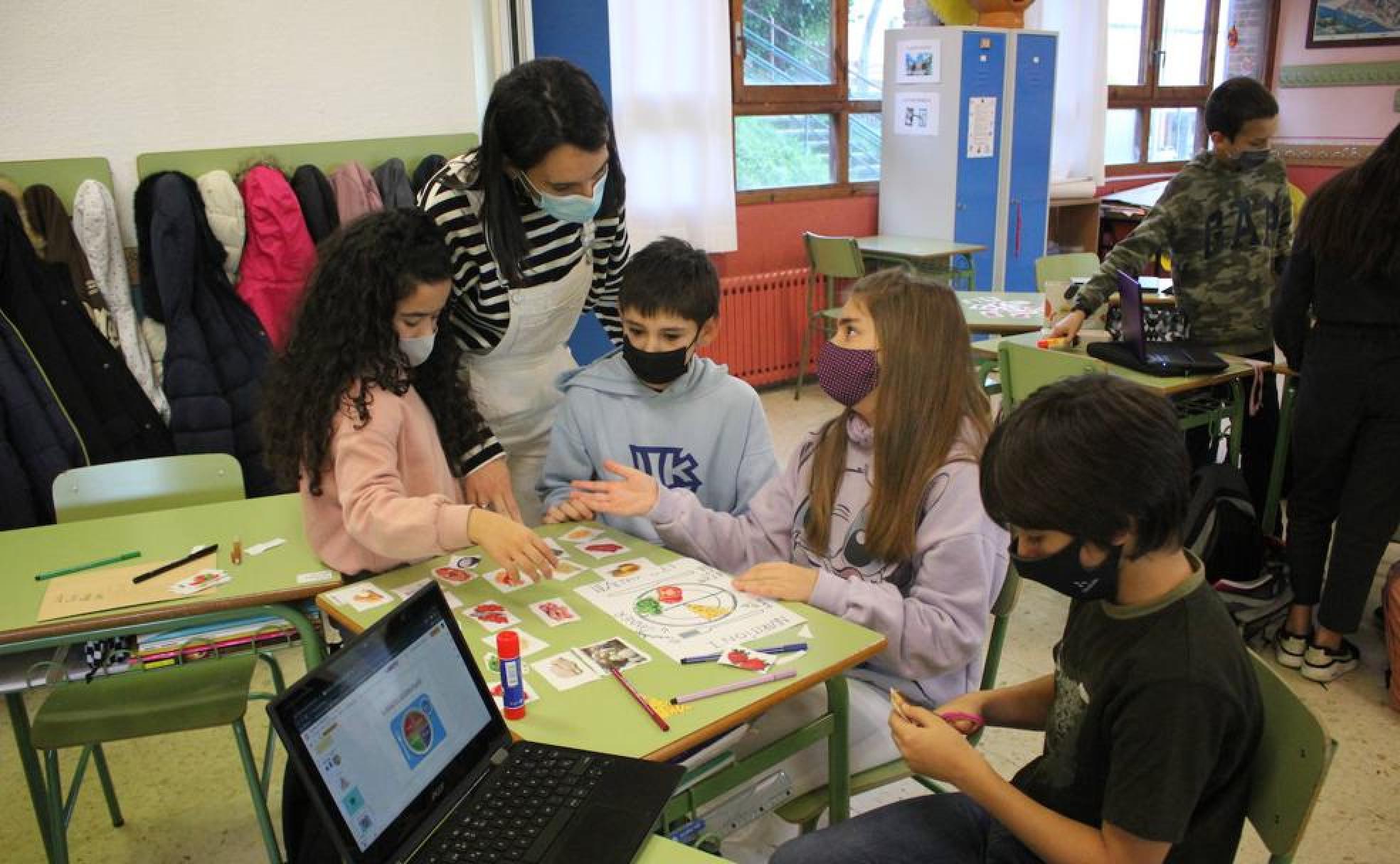 Los alumnos debaten en clase sobre la presentación del proyecto de Gure Eskola.