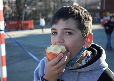 Imagen secundaria 1 - Arriba, los niños de Primaria. En las imágenes de abajo, dos estudiantes comiendo fruta.