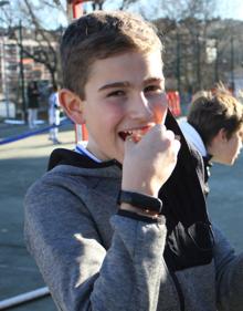 Imagen secundaria 2 - Arriba, los niños de Primaria. En las imágenes de abajo, dos estudiantes comiendo fruta.