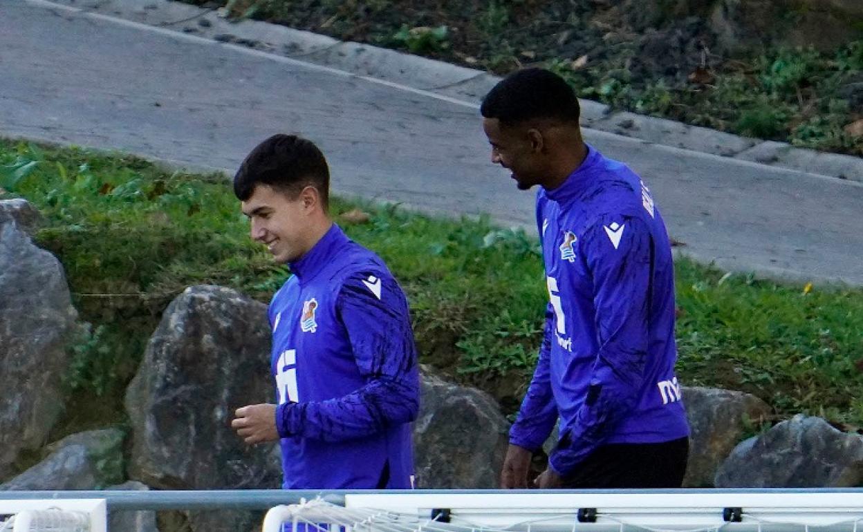 Martin Zubimendi y Alexander Isak, al terminar una sesión de entrenamiento en Zubieta.