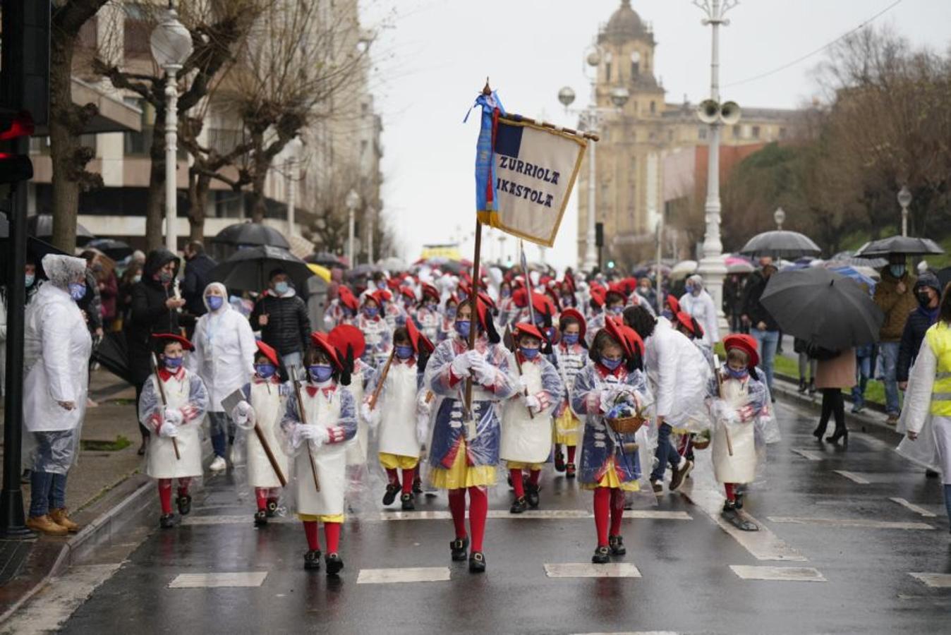 La compañía de Zurriola Ikastola desfila por las calles de Gros.