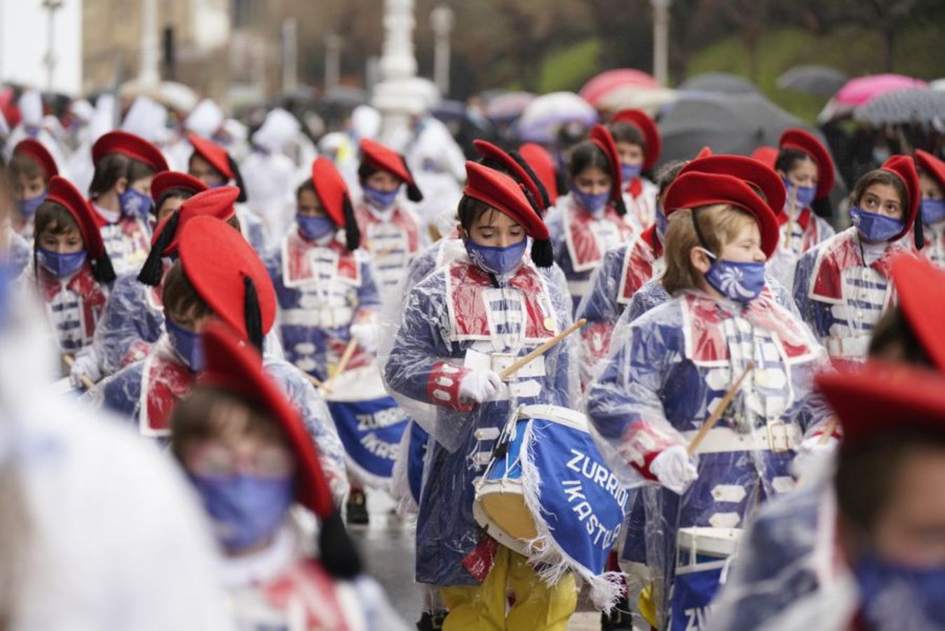La compañía de Zurriola Ikastola desfila por las calles donostiarras.