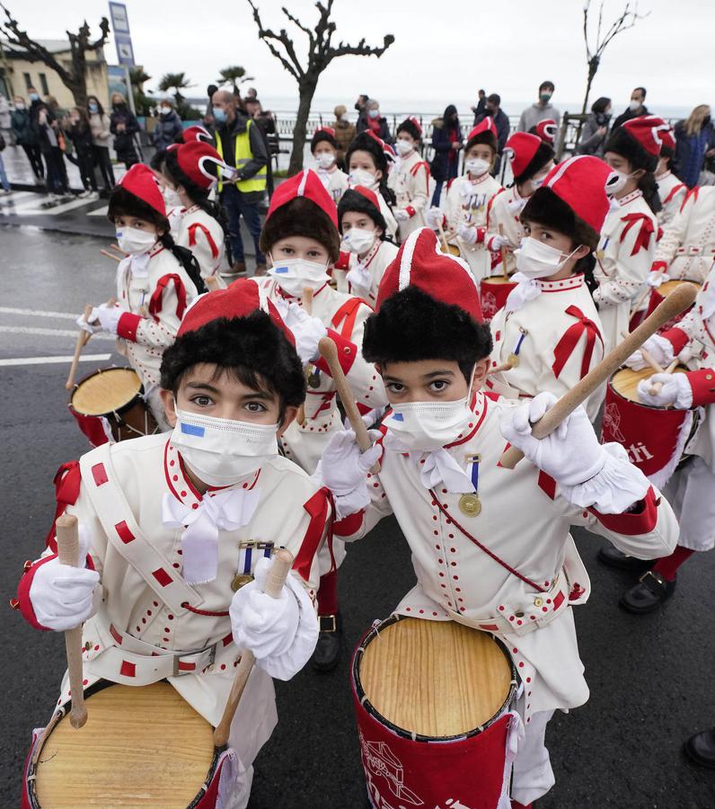 Los niños y las niñas de Biteri Zuhaizti llenos de júbilo pese al mal tiempo.