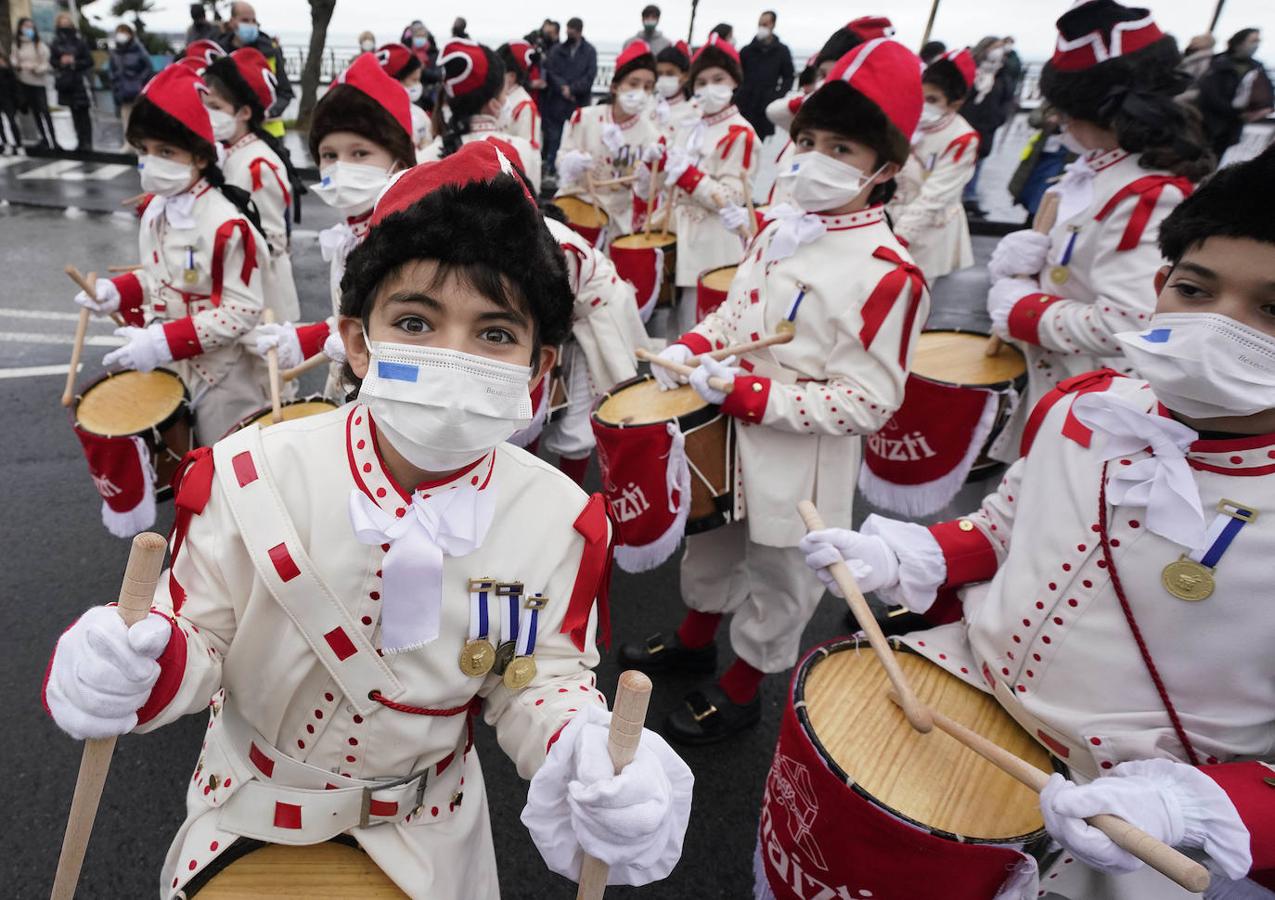 Risa, emoción y música es lo que han mostrado los niños de Biteri Zuhaizti a su paso por Gros.
