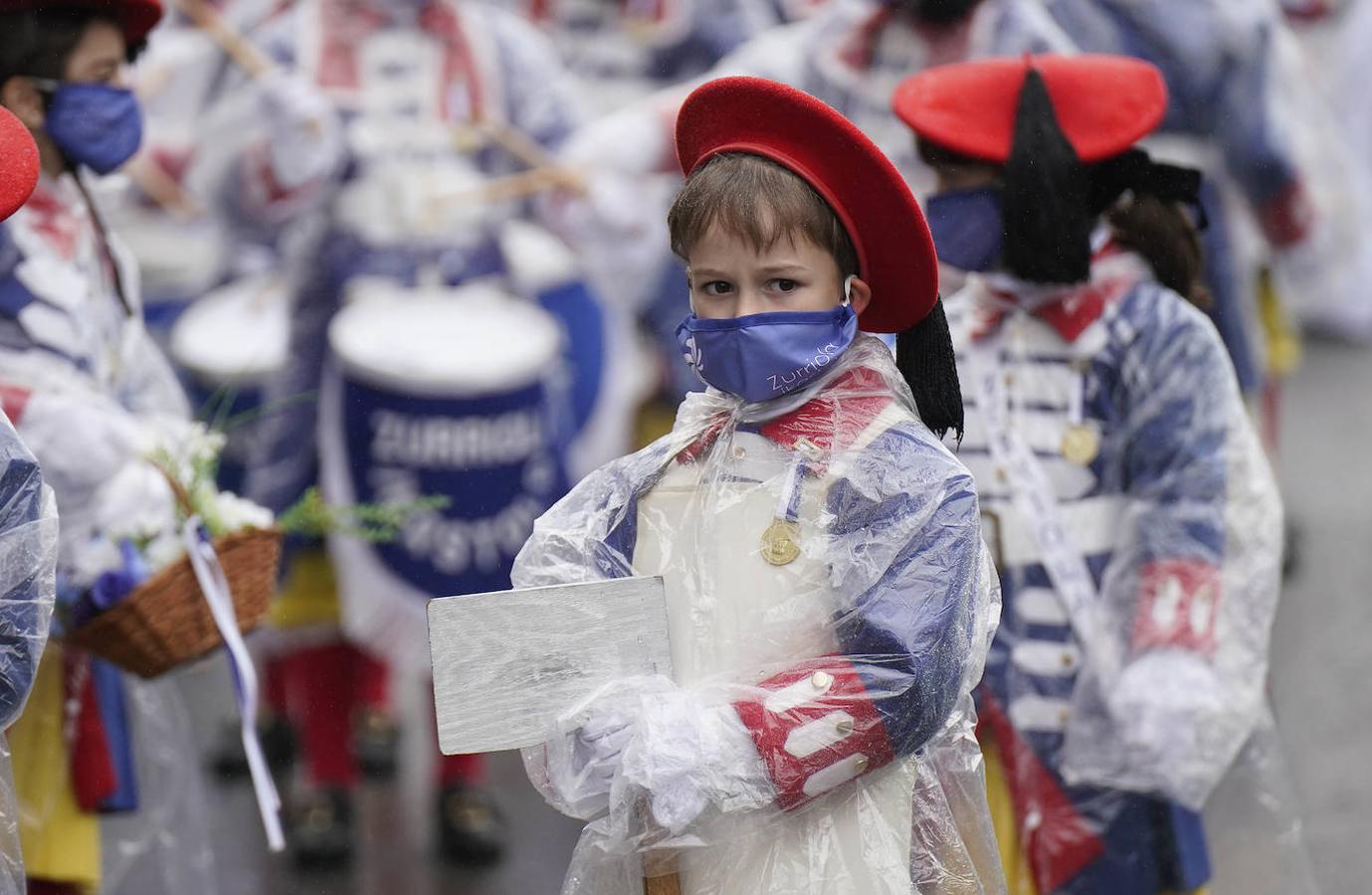 Un pláticos protege de la lluvia a los acheros de la compañía Zurriola.