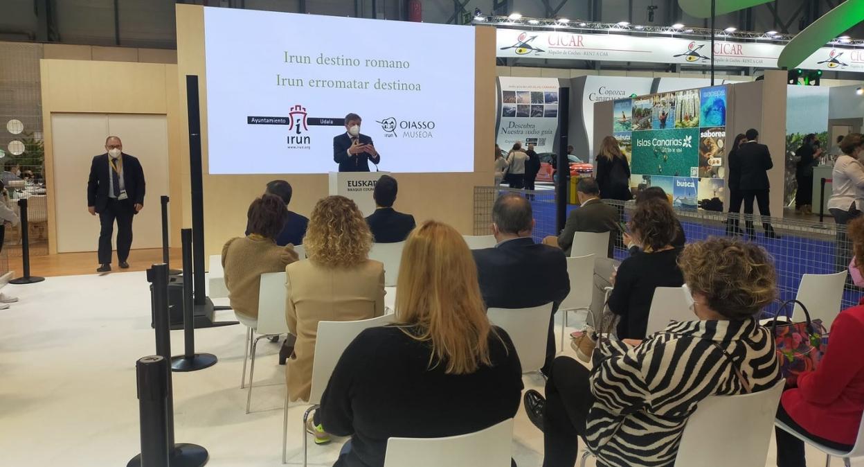 Presentación del proyecto 'Irun, destino romano' por parte del alcalde José Antonio Santano en el stand del Gobierno Vasco ayer en Fitur.