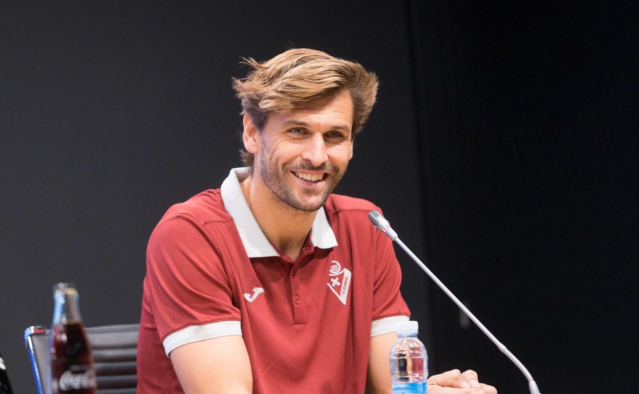 Llorente, sonriente con la camiseta del Eibar. 