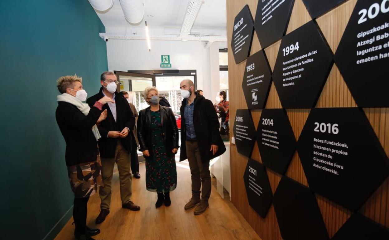 Inma Hernández, Markel Olano, Maite Peña y Oscar Carcedo, en la nueva sede de Gertuan Fundazioa . 