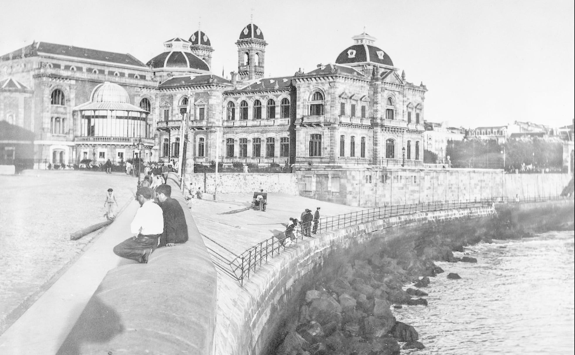 Vista del Gran Casino, en 1900, y delante junto al mar la piscifactoría donde pocos años después se levantaría el edificio que hoy conocemos.